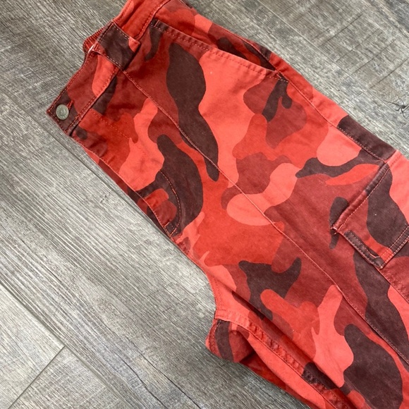 HOLLISTER CAMO CARGO PANTS - Picture 2 of 4